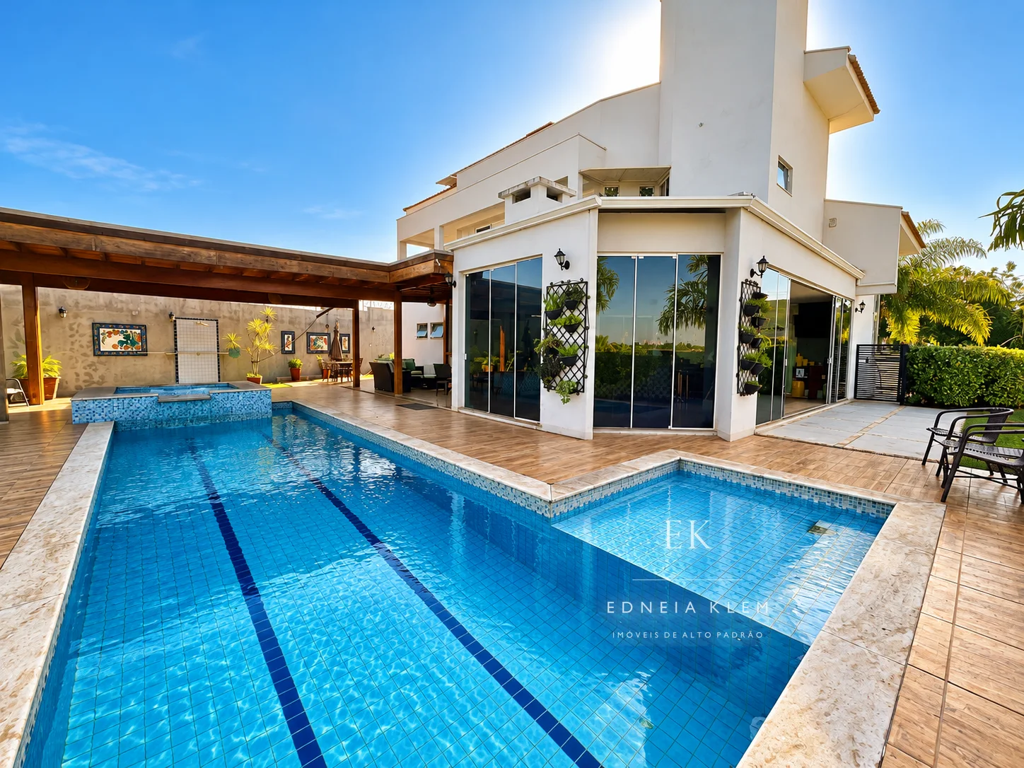 Casa no Residencial Gramado — 4 dormitórios e piscina com hidromassagem