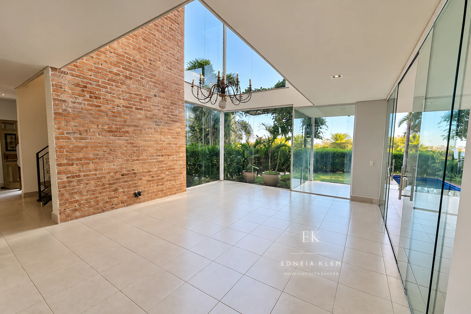 Pé-direito duplo com vidros do piso ao teto — foto 4