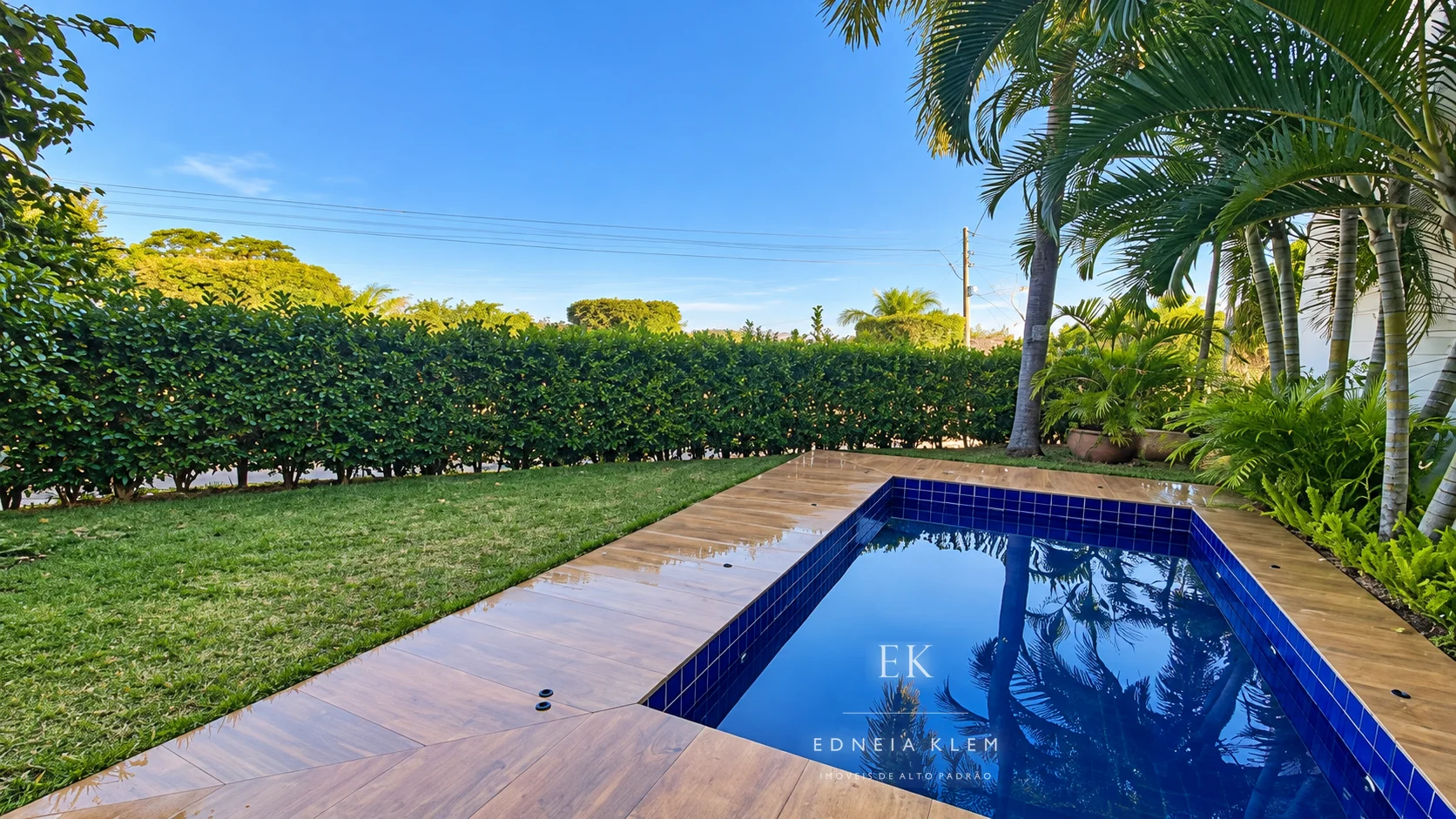 Piscina cercada de jardim — foto 8