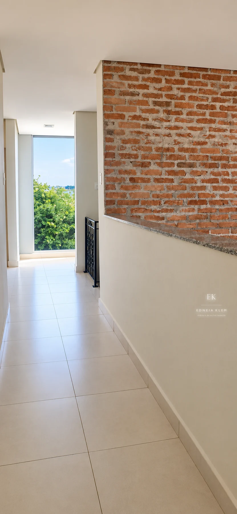 Corredor do piso superior com vista para o verde — foto 13