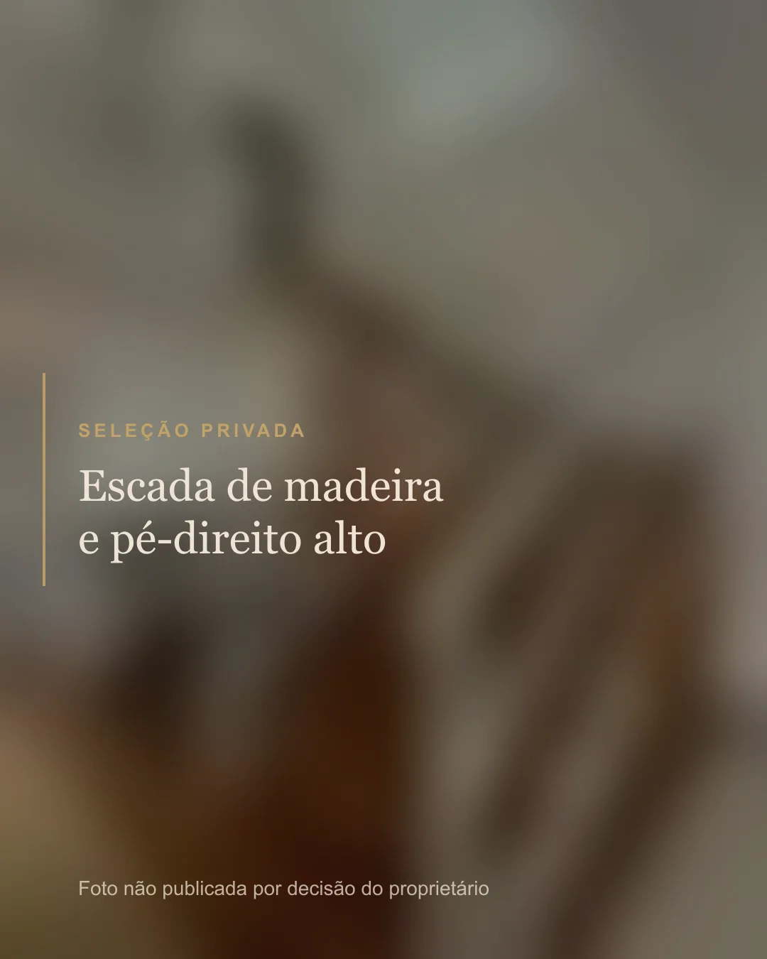 Escada de madeira e pé-direito alto
