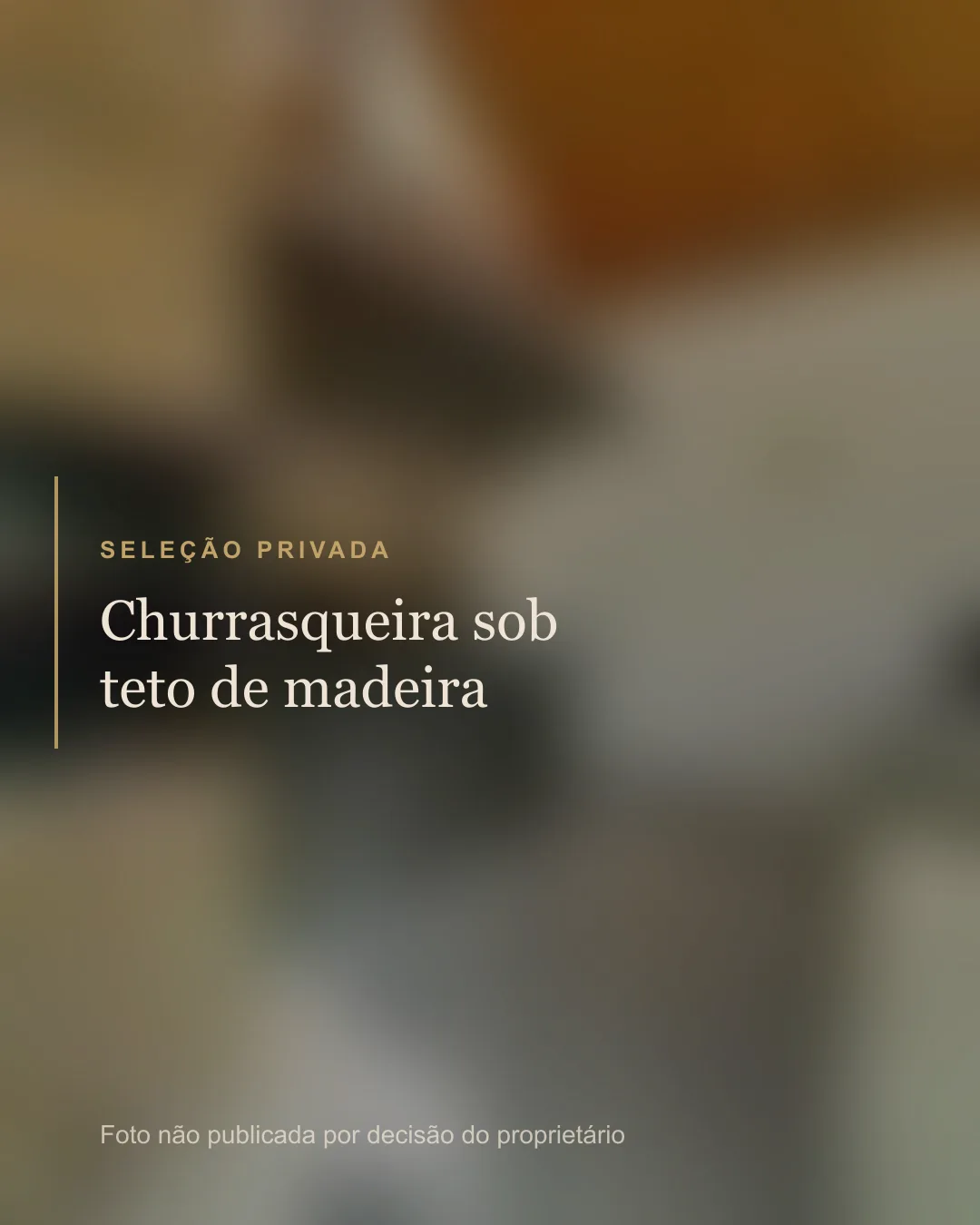 Churrasqueira sob teto de madeira