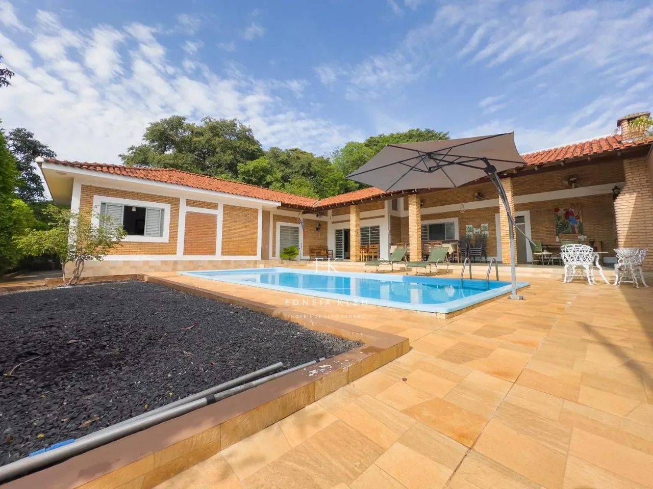 Casa no Condomínio Jangada — 4 dormitórios e piscina