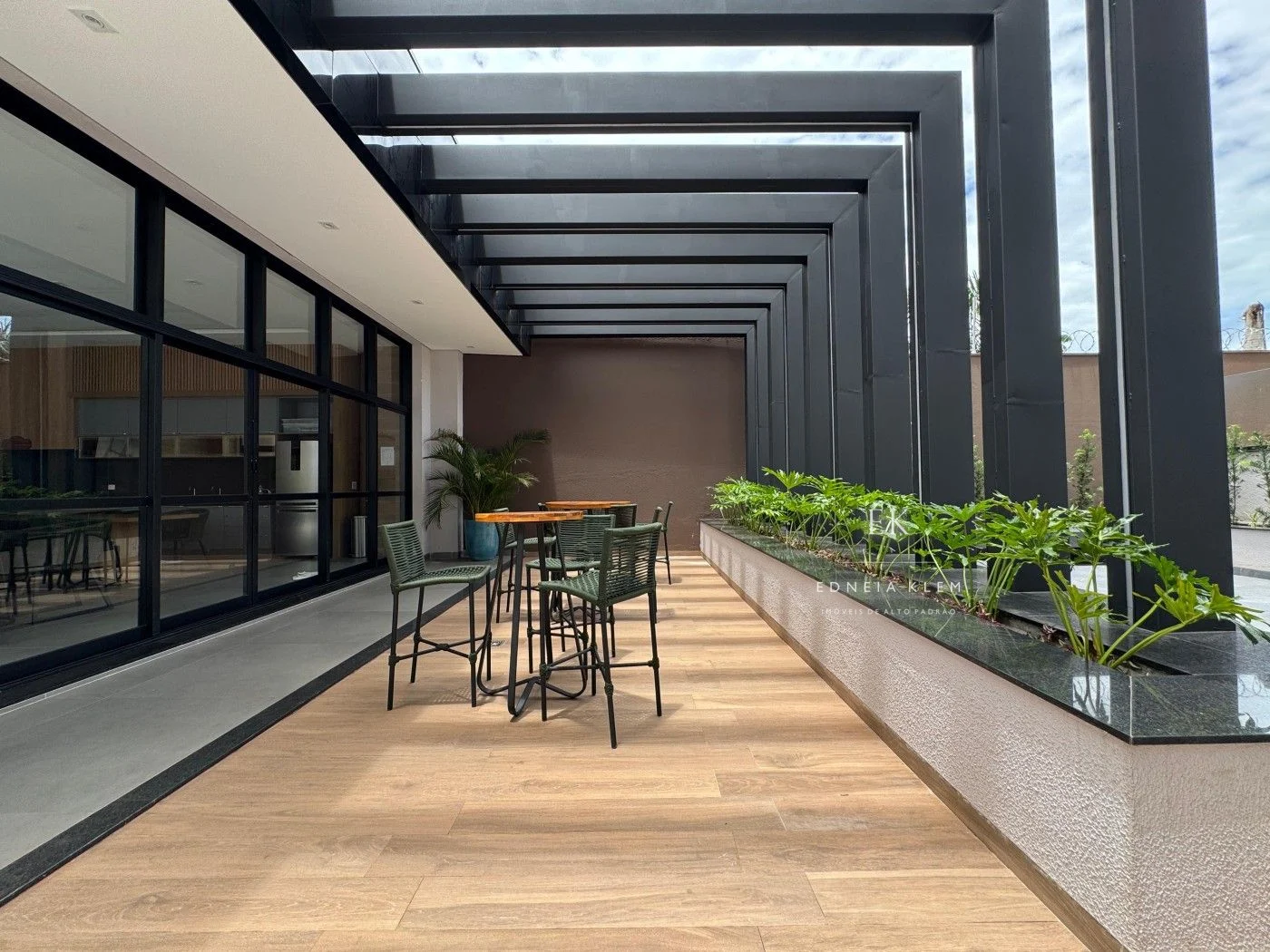 Área comum do condomínio — espaço de trabalho e convivência — foto 12
