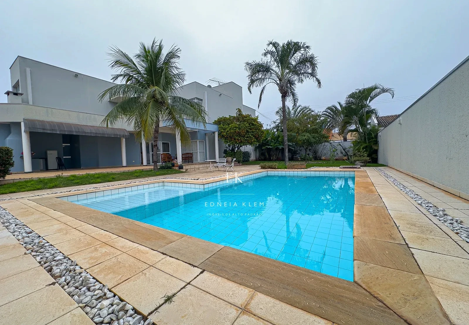 Casa no Damha II — 4 suítes, piscina e 2 lotes