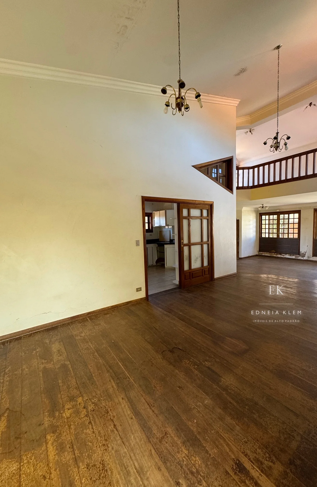 Sala com pé-direito duplo