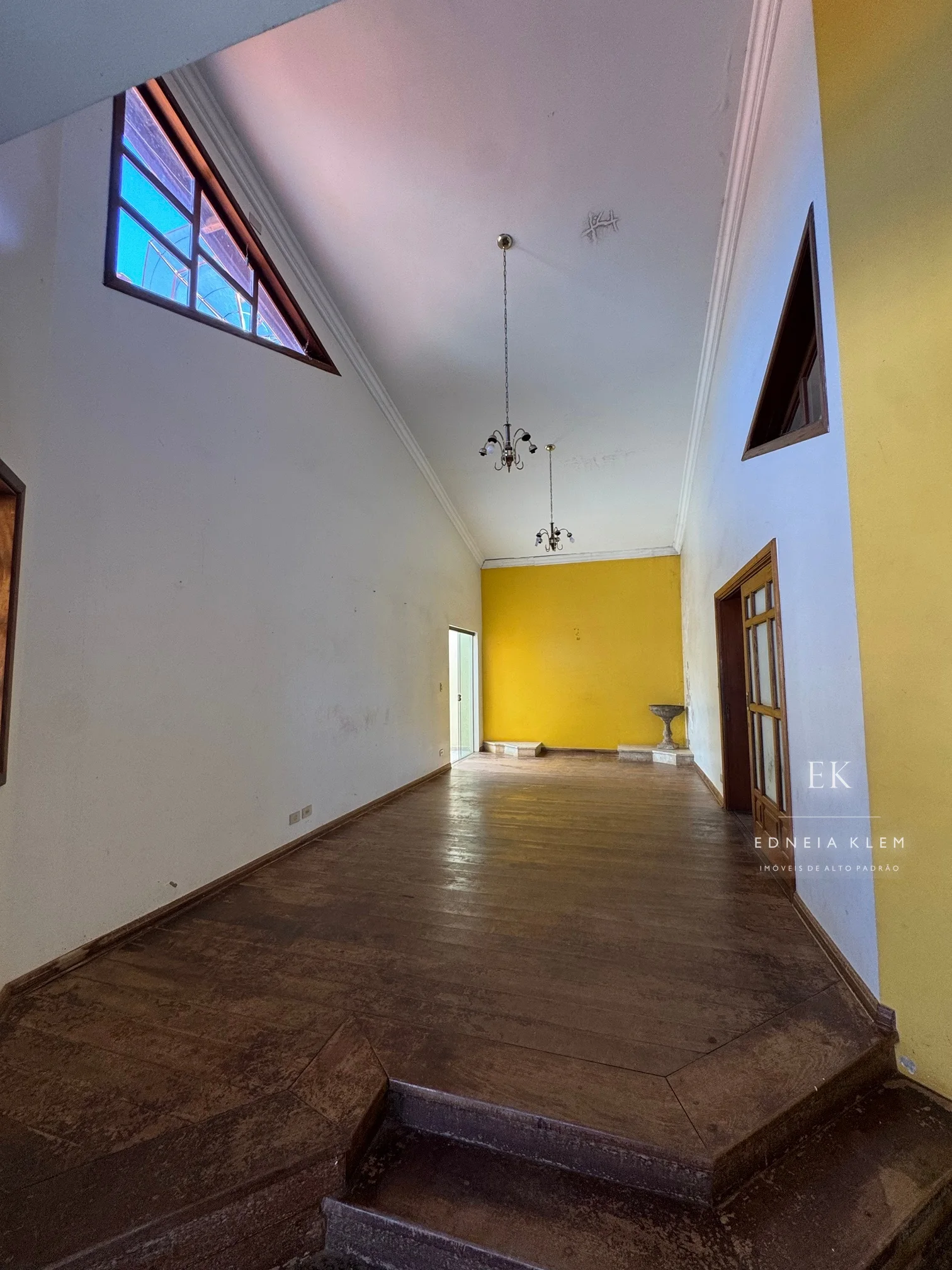 Sala de jantar sob o pé-direito alto — hoje