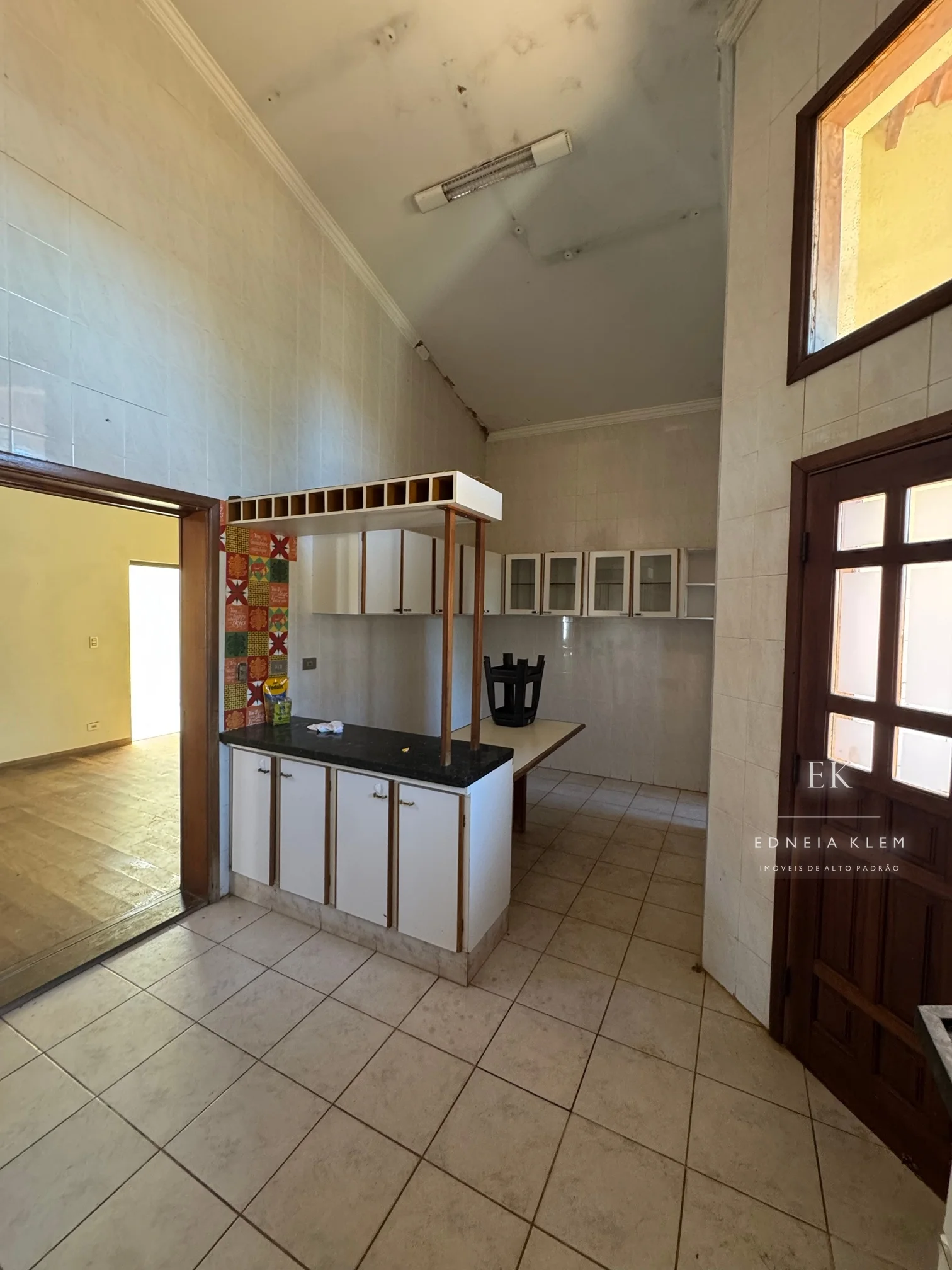 Cozinha com copa, ligada à sala de jantar — hoje