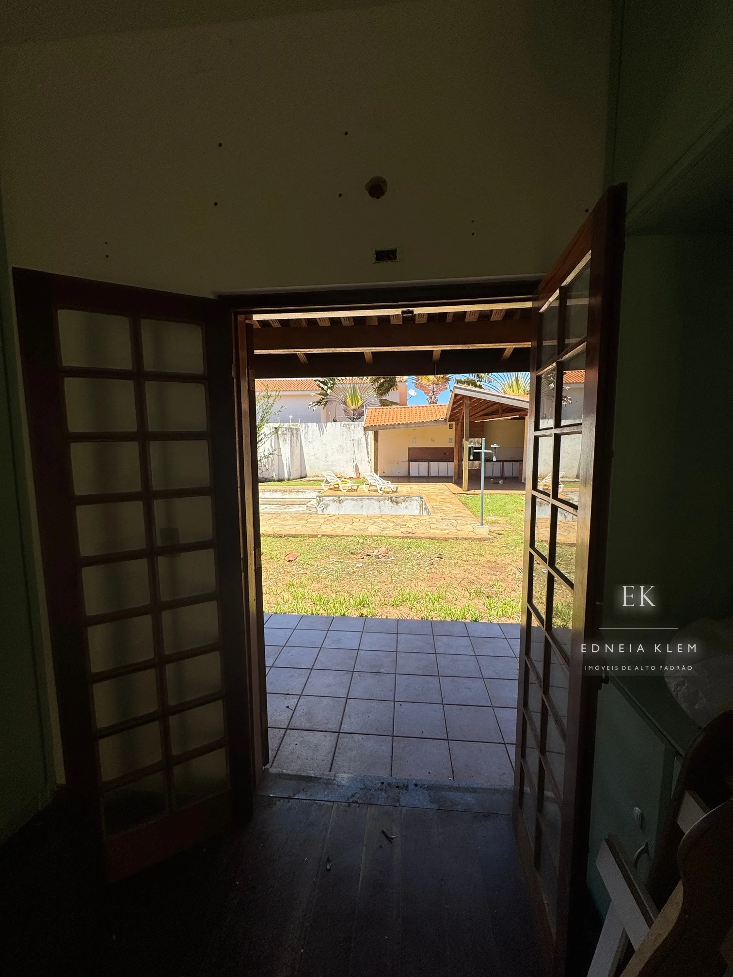 Do quarto direto para o pátio e a piscina — hoje