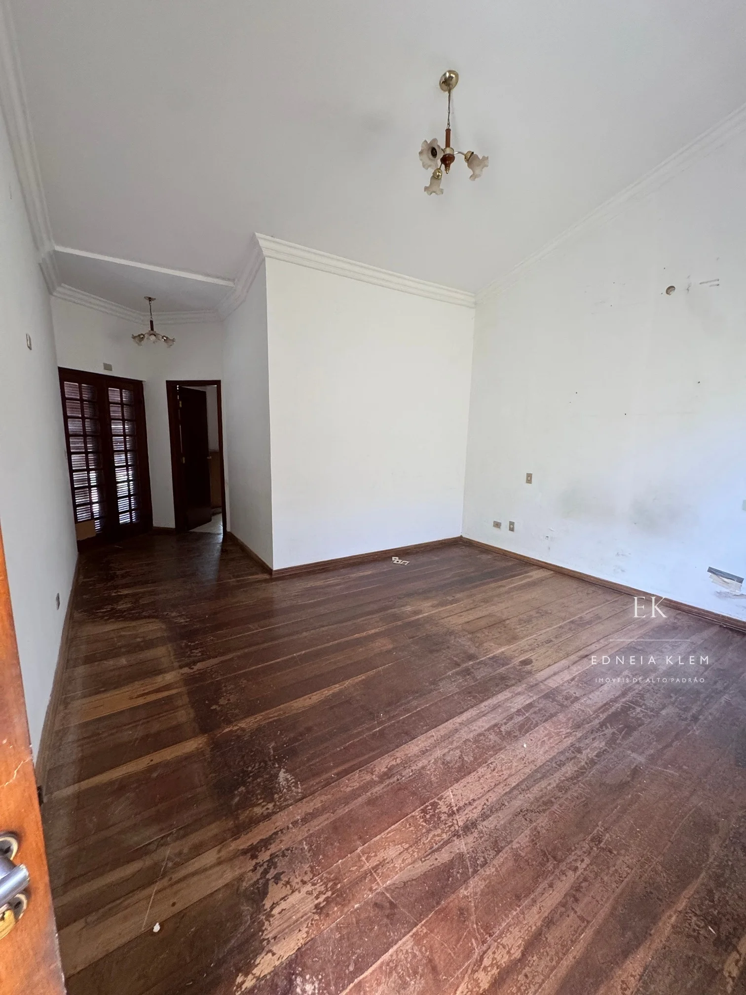 Dormitório amplo, com portas para a varanda — hoje