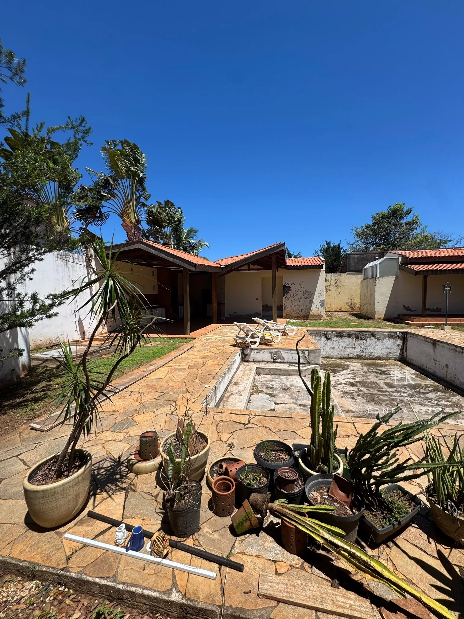 Piscina, pergolado e área gourmet — hoje