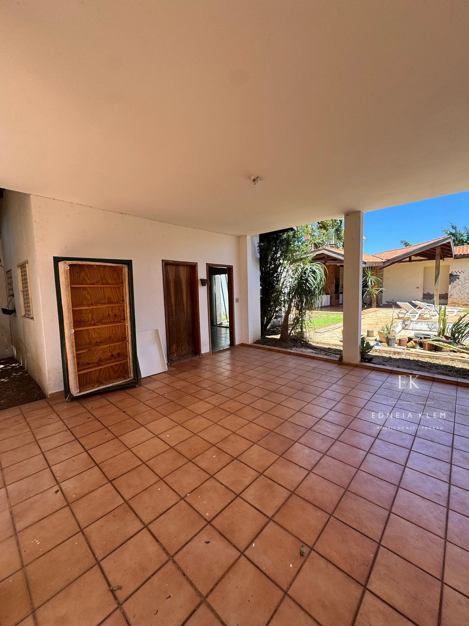 Garagem coberta, aberta para o pátio — hoje