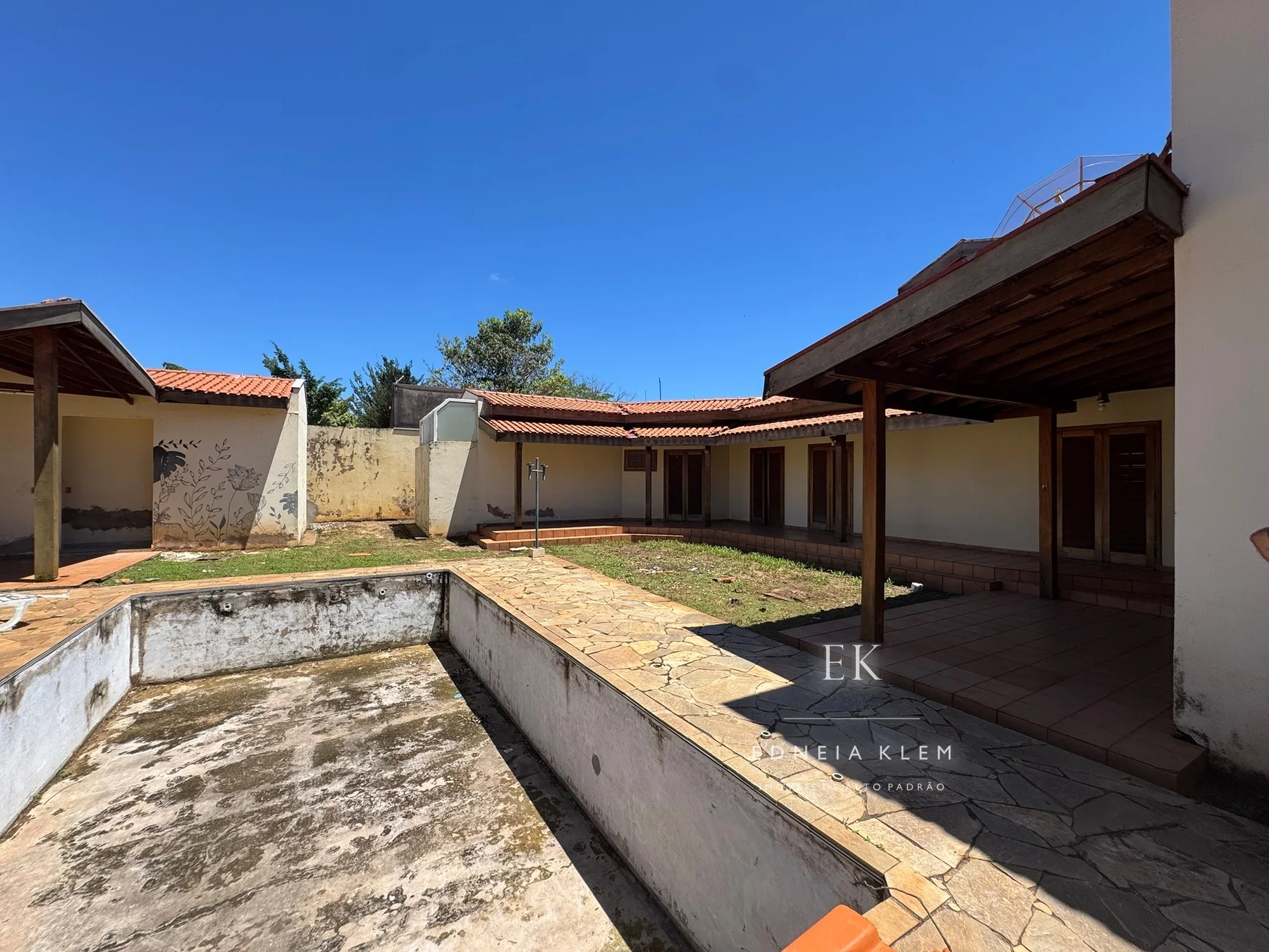 A piscina, com as alas da casa em volta — hoje