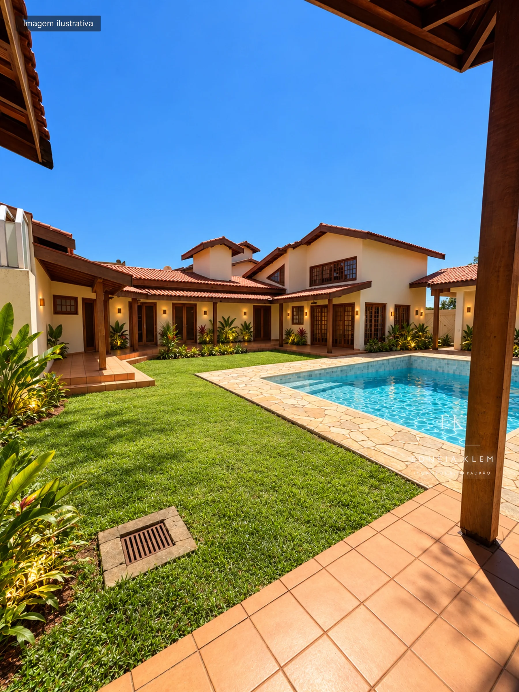 O gramado, a piscina e o sobrado ao fundo — proposta